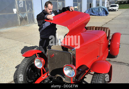 Restaurierte Rennwagen Wikov 7/28, fast 90 Jahre alt, in Koprivnice, Tschechische Republik, 18. September 2013 gilt. Wikov wurde von Ecorra Firma restauriert und es ist eines der letzten Fahrzeuge waren nur zehn Stück produziert. Abgebildete Michal Kania. (Foto/Jaroslav Ozana CTK) Stockfoto