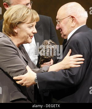 (Dpa-Datei) Ein Datei-Bild vom 9. Mai 2008 zeigt Bundeskanzlerin Angela Merkel zu Ehren polnisch-deutscher Schriftsteller und Literaturkritiker Marcel Reich-Ranicki (R) für sein journalistisches Lebenswerk am Schauspielhaus in Hamburg, Deutschland. Marcel Reich-Ranicki starb am 18. September 2013 im Alter von 93, wie Medienberichten. Foto: Marcus Brandt Stockfoto