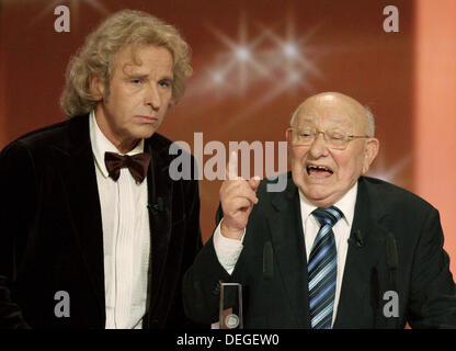 (Dpa-Datei) Ein Datei-Bild vom 11. Oktober 2008 zeigt Polen geborenen deutschen Schriftsteller und Literaturkritiker Marcel Reich-Ranicki (R) spricht die Zielgruppe neben deutscher Fernsehmoderator Thomas Gottschalk bei der Preisverleihung für den deutschen Fernsehpreis in Köln. Marcel Reich-Ranicki starb am 18. September 2013 im Alter von 93, wie Medienberichten. Foto: Oliver Berg Stockfoto