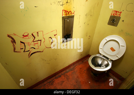 Ein schäbiges Graffiti - öffentliches WC in Bath, Großbritannien Stockfoto