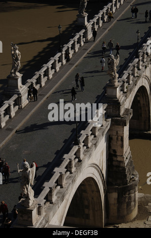 Italien. Rom. Menschen Sie über St. Angelo Brücke (1668-1671) über den Tiber. Luftaufnahme. Stockfoto