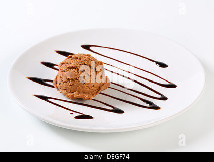 Kugel braun Eis mit Schokolade Sirup Stockfoto