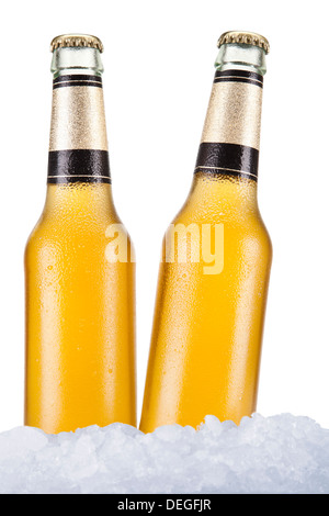 Zwei Bierflaschen sitzen auf Eis über einem weißen Hintergrund. Stockfoto