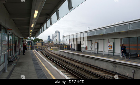 Hoxton Bahnhof London overground, Blick nach Süden, entfernten Wolkenkratzer Stockfoto