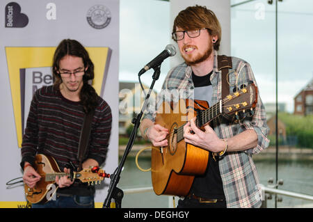 Belfast, Nordirland. 18. September 2013 - Augustus Allen aus Smaragd Armada singt bei der Vorstellung des Belfast Music Week (11-17. November 2013) Credit: Stephen Barnes/Alamy Live News Stockfoto