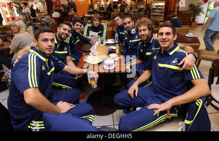 Mittwoch, 18. September 2013 im Bild L-r: alle spanischen Spieler Kaffeetrinken in Cardiff Airport, Alvaro Vazquez, Jordi Amat, Alejandro Pozuelo, Michu, Pablo Hernandez, Chico Flores, Jose Canas und Angel Rangel.  Re: Swansea City FC Spielern und Mitarbeitern für die UEFA Europa League Spiel gegen Valencia nach Spanien reisen. Bildnachweis: D Legakis/Alamy Live-Nachrichten Stockfoto