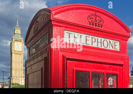 Traditionelle englische rote Telefonzelle mit Big Ben im Hintergrund, Westminster, Central London, England, UK Stockfoto