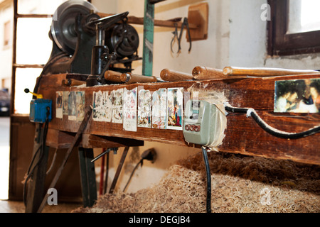 Möbel-Werkstatt-Werkzeuge und religiösen Heiligen Drucke auf Arbeitstisch geklebt Stockfoto