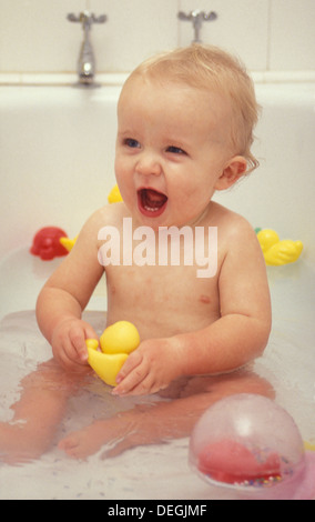 jungen Baby in Badewanne Stockfoto