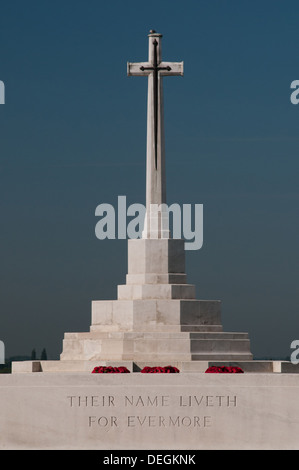 Kreuz des Gedenkens und der Stein der Erinnerung, Tyne Cot britischen Soldatenfriedhof, Flandern, Belgien Stockfoto