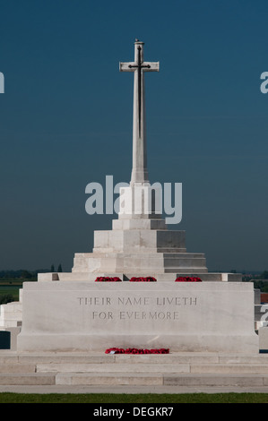 Kreuz des Gedenkens und der Stein der Erinnerung, Tyne Cot britischen Soldatenfriedhof, Flandern, Belgien Stockfoto