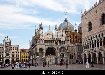 Kirche und Palast auf einem Platz, Markusdom, Dogenpalast, Markusplatz, Venedig, Veneto, Italien Stockfoto