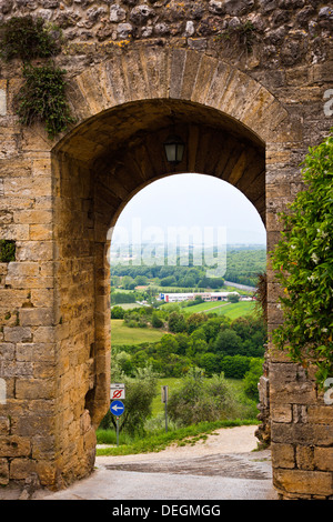 Landschaft, die man durch einen Torbogen, Monteriggioni, Provinz Siena, Toskana, Italien Stockfoto