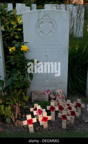 Grab von Valentine Joe Strudwick, Essex Farm Friedhof, auffallende Ypres, Grabstein der Soldat starb im Alter von 15 Stockfoto