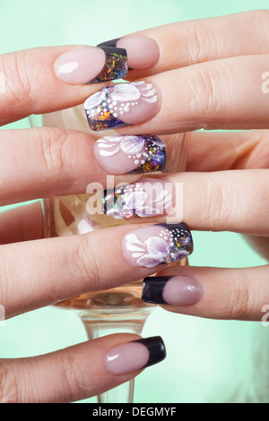 Weibliche Hände mit einer schönen Maniküre Stockfoto