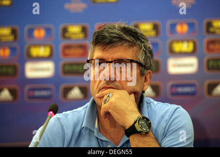 Nikosia, Zypern. 18. September 2013. Trabzonspor-Trainer Mustafa Akcay und Onur Recep Kıvrak während der Pressekonferenz vor dem Spiel für die Uefa Europa League zwischen Apollon Limassol FC und Trabzonspor in Nikosia am September 18,2013 Credit: Yiannis Kourtoglou/Alamy Live News Stockfoto