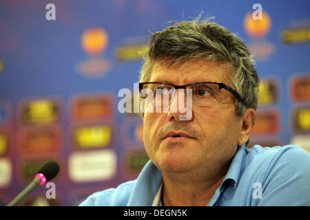 Nikosia, Zypern. 18. September 2013. Trabzonspor-Trainer Mustafa Akcay und Onur Recep Kıvrak während der Pressekonferenz vor dem Spiel für die Uefa Europa League zwischen Apollon Limassol FC und Trabzonspor in Nikosia am September 18,2013 Credit: Yiannis Kourtoglou/Alamy Live News Stockfoto