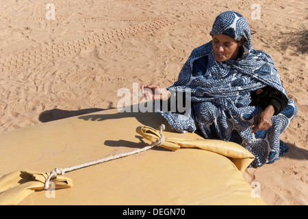 Trägerin von Nomadenfamilie, Mulafa, traditionelle mauretanische Kleid, kurz vor Wasser aus Speicher Blase in Wüste Stockfoto