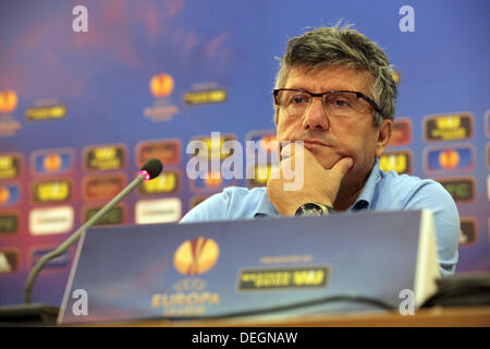 Nikosia, Zypern. 18. September 2013. Trabzonspor-Trainer Mustafa Akcay und Onur Recep Kıvrak während der Pressekonferenz vor dem Spiel für die Uefa Europa League zwischen Apollon Limassol FC und Trabzonspor in Nikosia am September 18,2013 Credit: Yiannis Kourtoglou/Alamy Live News Stockfoto