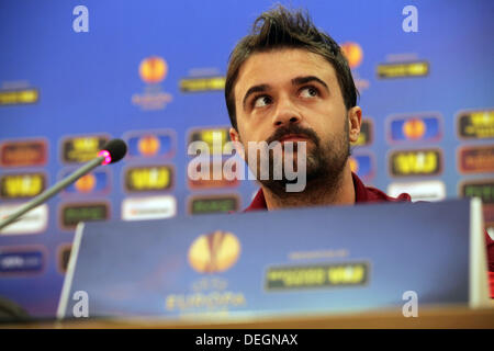 Nikosia, Zypern. 18. September 2013. Trabzonspor-Trainer Mustafa Akcay und Onur Recep Kıvrak während der Pressekonferenz vor dem Spiel für die Uefa Europa League zwischen Apollon Limassol FC und Trabzonspor in Nikosia am September 18,2013 Credit: Yiannis Kourtoglou/Alamy Live News Stockfoto