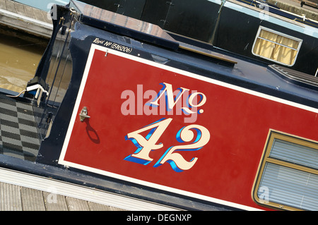 Kanalboot Nummer 42 liegt in den Gloucester Quays in der City of Gloucester Gloucestershire England GB Großbritannien 2013 Stockfoto