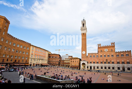 Vogelperspektive anzeigen eine Turmuhr angebracht in einem Rathaus Torre Del Mangia Palazzo Pubblico Piazza Del Campo Siena Toskana Italien Stockfoto