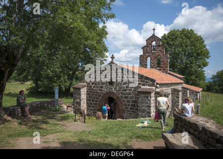 Die Kapelle des St. Roch in der Nähe von Montbonnet auf dem GR65 walking route Way of St. James in der Region Auvergne, Frankreich Stockfoto