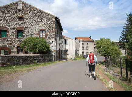 Pilger zu Fuß durch Montbonnet auf dem GR65 walking route Way of St. James in Frankreich Stockfoto