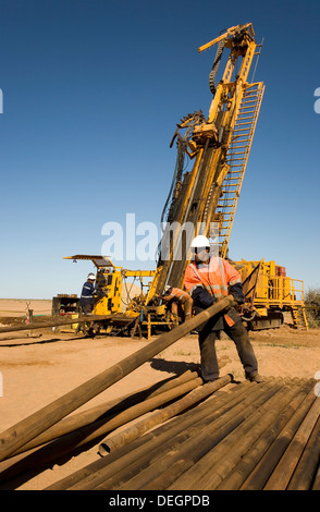 Rig Betreiber Führungsrohr herausziehen und machen eine neue Verbindung auf RC Diamant Bohrständer Exploration, Oberfläche Goldmine Mauretanien Stockfoto