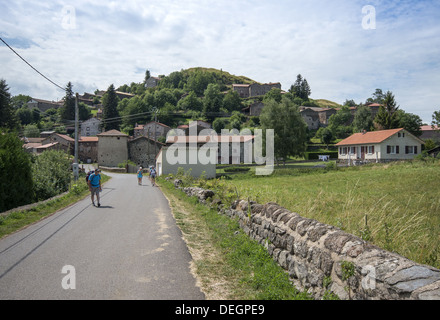 Pilger zu Fuß durch das kleine Dorf Montbonnet auf dem GR65 walking route Way of St. James in Frankreich Stockfoto