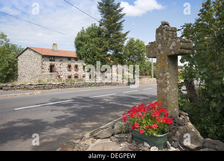 Steinkreuz Wegpunkt in dem kleinen Dorf Montbonnet auf dem GR65 Wanderroute Way of St. James in Frankreich Stockfoto