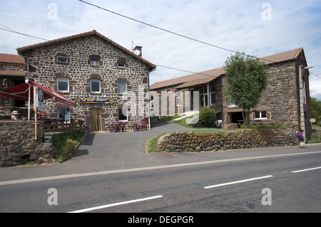 Le Saint Jacques Bar und Ferienhaus in dem kleinen Dorf Montbonnet auf dem GR65 Wandern route Way of St. James in Frankreich Stockfoto