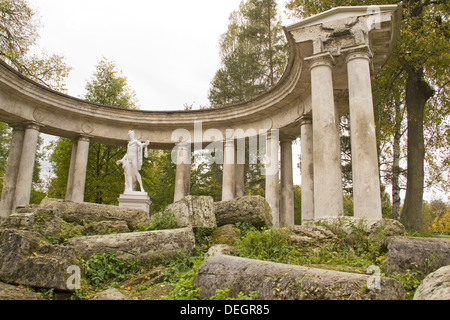 Apollo-Pavillon. September-Tagesansicht in der alten Pawlowsk, St.Peterburg Park, Russland Stockfoto