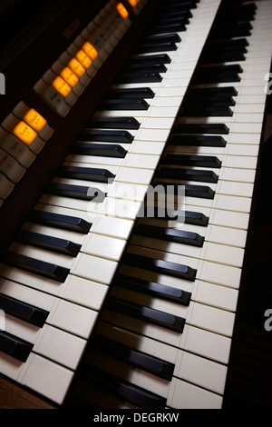 Tastatur-Nahaufnahme einer Kirchenorgel Stockfoto