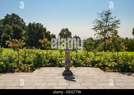Der Eingang zum Rosengarten an der Huntington-Bibliothek und botanischen Gärten. Stockfoto