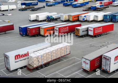 Container auf eine Fracht port warten darauf, versendet per Boot oder per LKW gesammelt werden Stockfoto