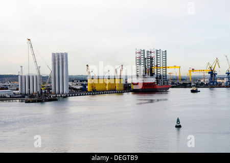 Windturbinen-Komponenten warten darauf, Pacific Orca Wind Farm Installation Schiff verladen werden Stockfoto