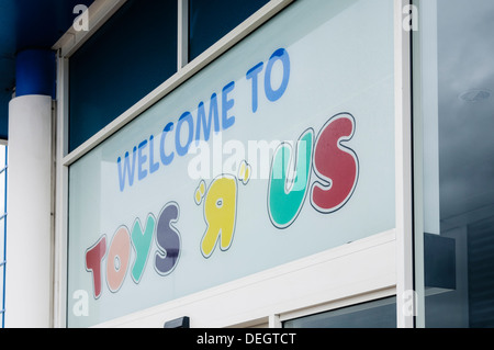 Willkommen bei Toys-R-Us Schild über dem Eingang Shop Stockfoto