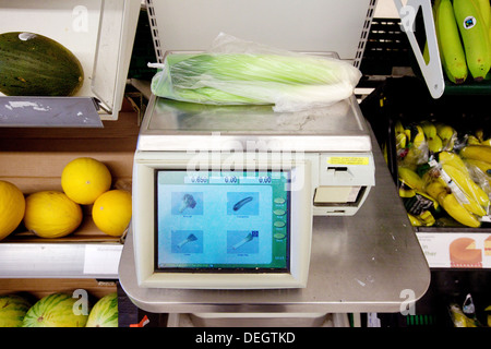 Kaufen Obst und Gemüse in einem Waitrose-Supermarkt, mit Waage, Newmarket Suffolk UK Stockfoto