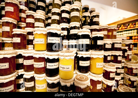 Lagern Sie Flaschen von Marmelade, Quark, Chutney und andere lokale Produkte zum Verkauf in einem Geschäft, Snape Maltings, Suffolk UK Stockfoto