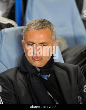 London, UK. 18. September 2013. Chelsea V Basel. Chelsea-Trainer Jose Mourinho während des Champions-League-Spiels gespielt an der Stamford Bridge. Bildnachweis: Aktion Plus Sport/Alamy Live-Nachrichten Stockfoto