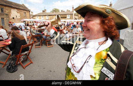 Ausrufer, Brenda Wilson nennt Ankündigungen an der konstituierenden Bakewell Backen Festival, Peak District, Derbyshire, 2013 Stockfoto