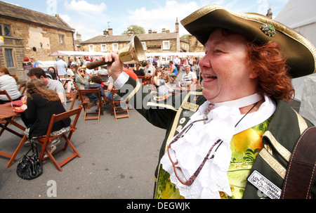 Ausrufer, Brenda Wilson nennt Ankündigungen an der konstituierenden Bakewell Backen Festival, Peak District, Derbyshire, 2013 Stockfoto