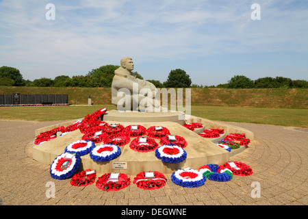 Statue von einem Flieger, umgeben von Mohn Kränze am Mahnmal an der Luftschlacht um England bei Capel Le Ferne Kent UK Stockfoto