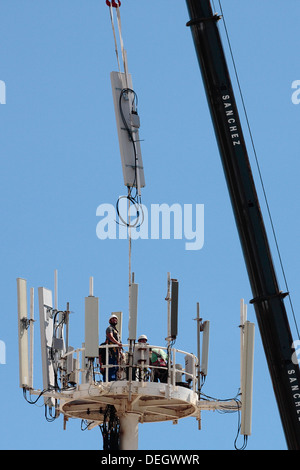 Arbeiter, die Installation einer neuen Handy-Zelle Turm Array. Stockfoto