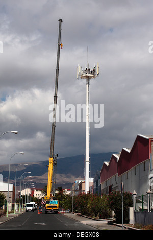 Arbeiter ein Mobilfunkmast Handy-Upgrade Stockfoto