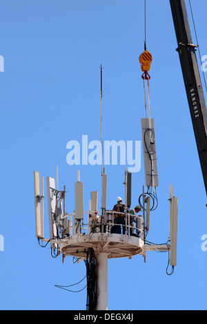 Arbeiter, die Installation einer neuen Handy-Zelle Turm Array. Stockfoto