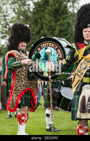 Lachen Schlagzeuger & ernsthafte Bandleader Lonach Highland Games, Strathdon, Schottland Stockfoto