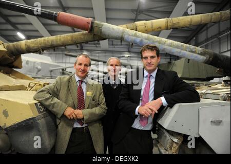 Dorset, England, UK. 18. September 2013. Bovington Tank Museum, eröffnet ein neues Fahrzeug Naturschutzzentrum Gebäudeteil dem Lotteriefonds finanziert. Dorset, England, UK Schauspieler Chris Barrie, links, Werkstattleiter Mike Hayton, Zentrum und TV-Moderatorin Dan Snow 18. September 2013 Credit: Geoff Moore/Dorset Media Service/Alamy Live News Stockfoto