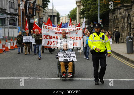 Dublin, Irland. 18. September 2013. Ehemalige Arbeitnehmer aus Waterford Crystal marschieren in Richtung Dail (Irisches Parlament), protestieren für Rente Gerechtigkeit. Demonstranten halten eine Volksversammlung außerhalb der Dail (Irisches Parlament), um Sparmaßnahmen in kleineren Gruppen zu diskutieren. Die Versammlung war Teil eines Tages der Proteste mit der Rückkehr der TDS (Mitglieder des Parlaments) aus ihrer Sommerpause zusammenfallen. Bildnachweis: Michael Debets/Alamy Live-Nachrichten Stockfoto